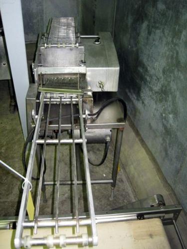 blades, no out feed conveyor  Click for Photo