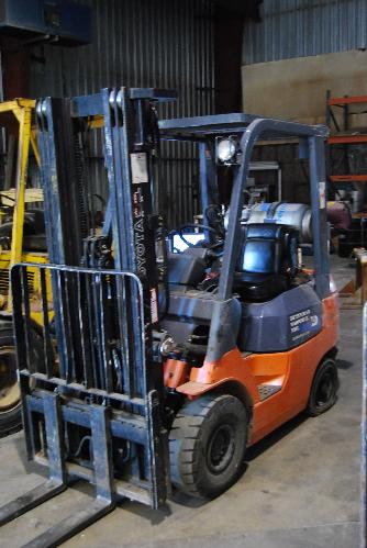 . 60304; Triple Mast, Side Shift, Overhead Protection, Air Tires, Under 800 Hours