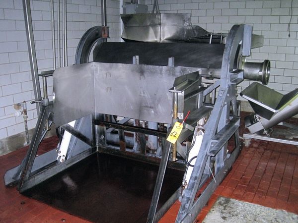 L carriage, 60" dump height, s.s. dump chute, 10 h.p. power pack, Rigging Charge: $500.00