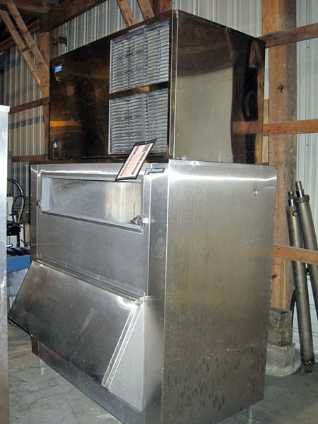 duces up to 1,296 LBS/day, w/Follet holding bin, bin measures 27” W X 52 L X 50 D, 230 volts, single