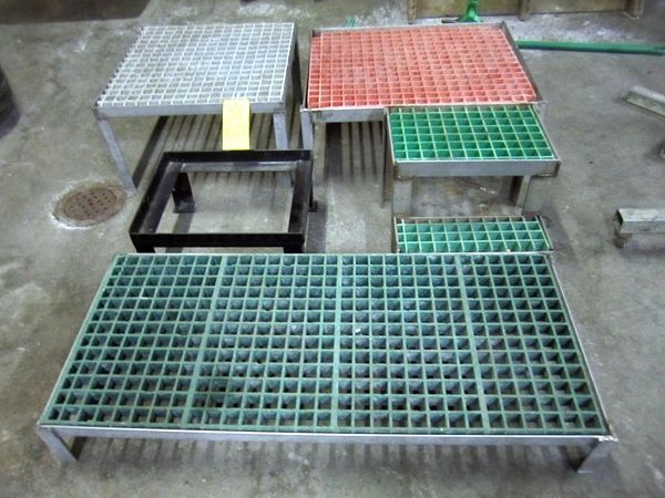 p & Steel Tote Holder