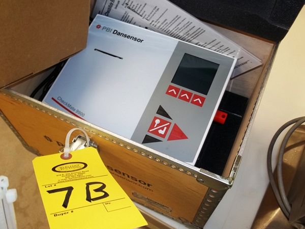 Analyzer, Ser. #46042484, O2/CO2, mfg. 2004, like new-very little use
