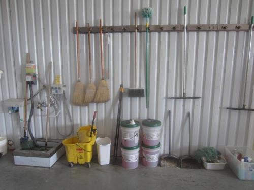Basin, 16' X 20"  w/faucet, 3M Twist'n Fill Chemical Dispenser, (4)  5 Gal. Buckets Pro Power