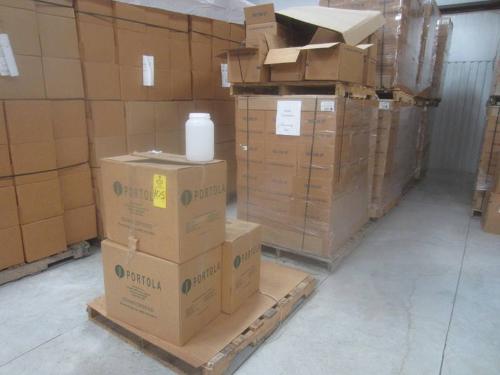 Containers, clear plastic w/white snap on lid