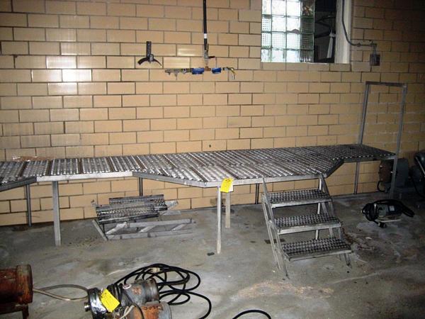 steps, rear section 21'6" L x 28" W x 27 1/2" H w/2 tapered access areas between vats & 2 steps (