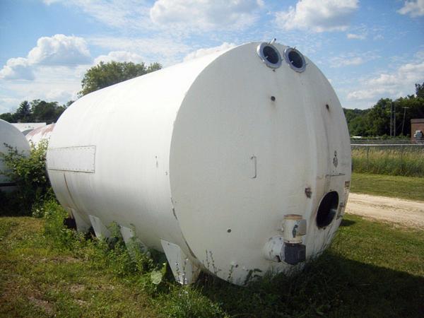 d Tank, round horizontal, 8' 6" dia. X 16' 8" L, horizontal agitation, 3" clamp outlet, 100 sq.