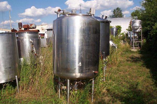 dome top, pressure wall jacket, s.s. exterior, 2" cneter bottom outlet, offset agitation, 90 psi