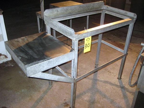 w/20" W X 17" L shelf    ; located in Grenada, Mississippi