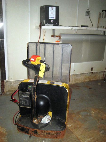 Jack, 24 volt, w/charger  ; located in Chicago, Illinois