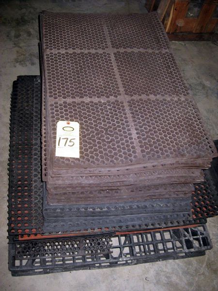 " X 38" & (30) 24" X 36" & (2) Rubber Footbaths  **Located In Yorkville, IL