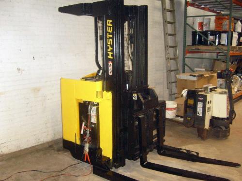 38H01717M, 24 volt battery, 3,850 LB cap., triple mast, 17' travel height, all functions work